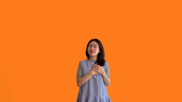 Азиатка Улыбается Счастливо Изолированы Оранжевом Фоне Женщина Любит Радуется Себе — стоковое фото