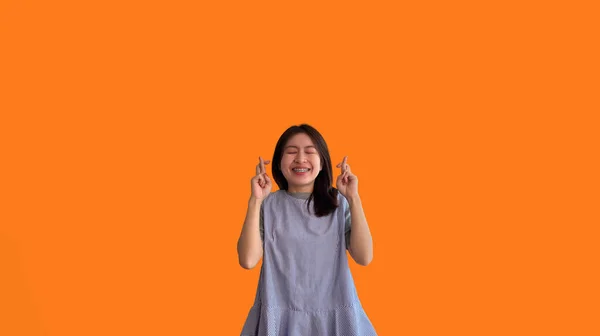 Jonge Aziatische Vrouw Maakt Een Symbolisch Gebaar Met Vingers Gekruist — Stockfoto
