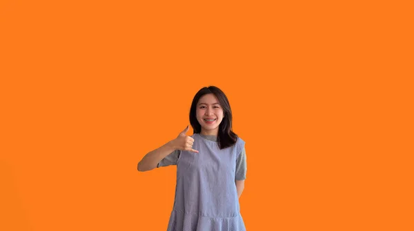 Señal Llamada Mujer Asiática Joven Brillante Invitando Llamar Aislado Fondo —  Fotos de Stock