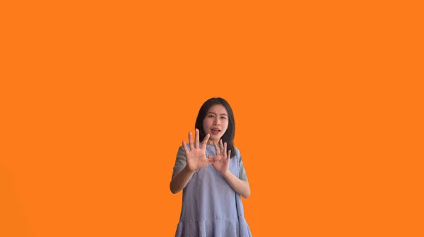 Молодая Женщина Делает Знак Руки Остановить Поведение Жест Который Предполагает — стоковое фото