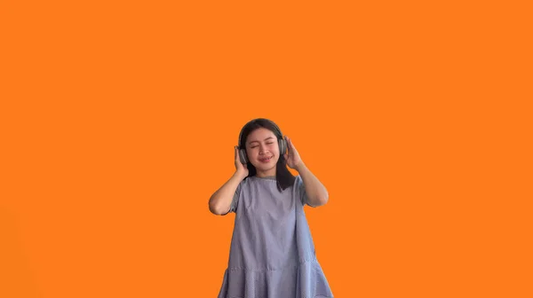 Joven Mujer Asiática Feliz Escuchando Música Través Auriculares Chica Estaba —  Fotos de Stock