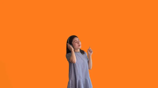 Fiatal Ázsiai Boldogan Hallgat Zenét Fülhallgatón Keresztül Lány Élvezte Hallgatni — Stock Fotó