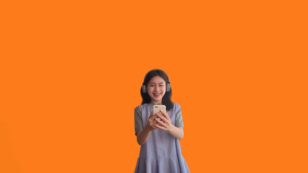 Mujer Asiática Joven Con Auriculares Viendo Película Divertida Teléfono Móvil —  Fotos de Stock