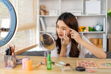 Sosyal medyadan etkilenen güzel kadınlar makyaj yapmayı ve makyaj yapmayı öğretiyor, kamera önünde video canlı yayını, internet üzerinden güzellik blogcuları kavramını kaydediyorlar..