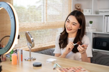 Sosyal medyadan etkilenen güzel kadınlar makyaj yapmayı ve makyaj yapmayı öğretiyor, kamera önünde video canlı yayını, internet üzerinden güzellik blogcuları kavramını kaydediyorlar..