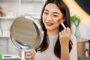 Sosyal medyadan etkilenen güzel kadınlar makyaj yapmayı ve makyaj yapmayı öğretiyor, kamera önünde video canlı yayını, internet üzerinden güzellik blogcuları kavramını kaydediyorlar..