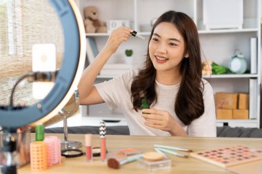 Sosyal medyadan etkilenen güzel kadınlar makyaj yapmayı ve makyaj yapmayı öğretiyor, kamera önünde video canlı yayını, internet üzerinden güzellik blogcuları kavramını kaydediyorlar..