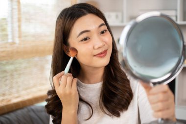 Sosyal medyadan etkilenen güzel kadınlar makyaj yapmayı ve makyaj yapmayı öğretiyor, kamera önünde video canlı yayını, internet üzerinden güzellik blogcuları kavramını kaydediyorlar..