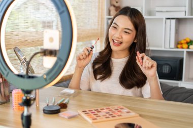 Sosyal medya etkisine sahip güzel kadınlar ürünlerin ve makyaj aksesuarlarının daha güzel olmasını öneriyor, vlog video canlı yayını, çevrimiçi güzellik blogcuları işi. 