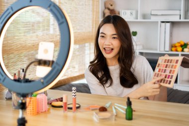 Sosyal medya etkisine sahip güzel kadınlar ürünlerin ve makyaj aksesuarlarının daha güzel olmasını öneriyor, vlog video canlı yayını, çevrimiçi güzellik blogcuları işi. 