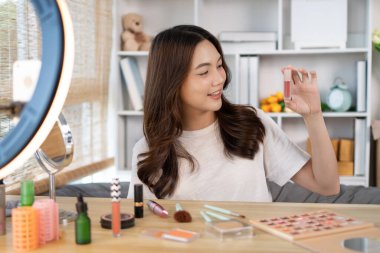 Sosyal medya etkisine sahip güzel kadınlar ürünlerin ve makyaj aksesuarlarının daha güzel olmasını öneriyor, vlog video canlı yayını, çevrimiçi güzellik blogcuları işi. 