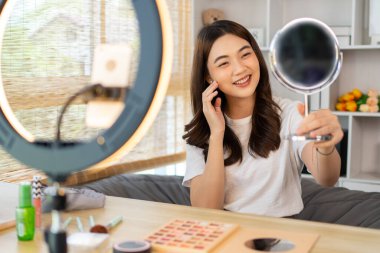 Makyaj endüstrisindeki nüfuzlu kadınlar canlı ya da canlı makyaj dersleri veriyor ve daha güzel görünmek için öğretim teknikleri uyguluyor. Güzellik için Kozmetik, güzellik blogcuları..