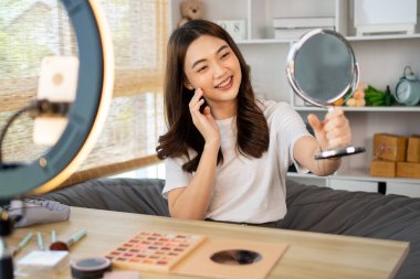 Makyaj endüstrisindeki nüfuzlu kadınlar canlı ya da canlı makyaj dersleri veriyor ve daha güzel görünmek için öğretim teknikleri uyguluyor. Güzellik için Kozmetik, güzellik blogcuları..