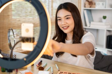 Makyaj endüstrisindeki nüfuzlu kadınlar canlı ya da canlı makyaj dersleri veriyor ve daha güzel görünmek için öğretim teknikleri uyguluyor. Güzellik için Kozmetik, güzellik blogcuları..