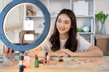 Makyaj endüstrisindeki nüfuzlu kadınlar canlı ya da canlı makyaj dersleri veriyor ve daha güzel görünmek için öğretim teknikleri uyguluyor. Güzellik için Kozmetik, güzellik blogcuları..