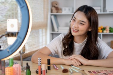 Makyaj endüstrisindeki nüfuzlu kadınlar canlı ya da canlı makyaj dersleri veriyor ve daha güzel görünmek için öğretim teknikleri uyguluyor. Güzellik için Kozmetik, güzellik blogcuları..