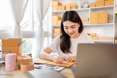 İçişleri Bakanlığı 'nda Sevkiyat için Müşteri Ayrıntıları Yazan Kadın, Paketleme Kutusu ve Verimli Taşımacılık, E-Ticaret ve Çevrimiçi Satış Konsepti Müşteri Bilgileri.