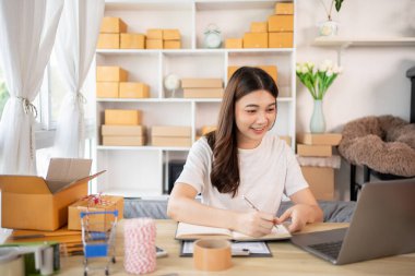 İçişleri Bakanlığı 'nda Sevkiyat için Müşteri Ayrıntıları Yazan Kadın, Paketleme Kutusu ve Verimli Taşımacılık, E-Ticaret ve Çevrimiçi Satış Konsepti Müşteri Bilgileri.