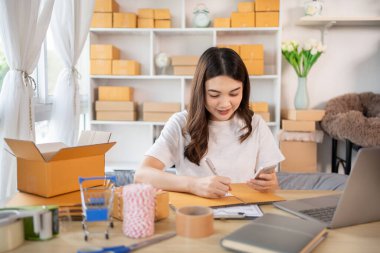 İçişleri Bakanlığı 'nda Sevkiyat için Müşteri Ayrıntıları Yazan Kadın, Paketleme Kutusu ve Verimli Taşımacılık, E-Ticaret ve Çevrimiçi Satış Konsepti Müşteri Bilgileri.