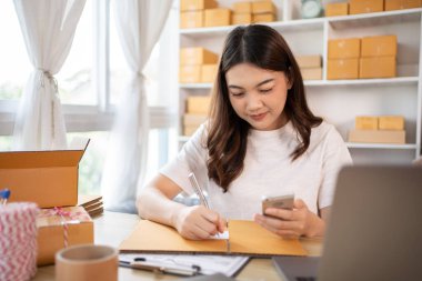 İçişleri Bakanlığı 'nda Sevkiyat için Müşteri Ayrıntıları Yazan Kadın, Paketleme Kutusu ve Verimli Taşımacılık, E-Ticaret ve Çevrimiçi Satış Konsepti Müşteri Bilgileri.