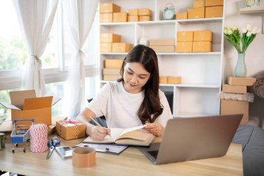 İçişleri Bakanlığı 'nda Sevkiyat için Müşteri Ayrıntıları Yazan Kadın, Paketleme Kutusu ve Verimli Taşımacılık, E-Ticaret ve Çevrimiçi Satış Konsepti Müşteri Bilgileri.
