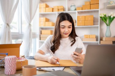 İçişleri Bakanlığı 'nda Sevkiyat için Müşteri Ayrıntıları Yazan Kadın, Paketleme Kutusu ve Verimli Taşımacılık, E-Ticaret ve Çevrimiçi Satış Konsepti Müşteri Bilgileri.