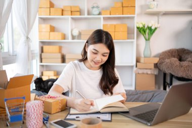İçişleri Bakanlığı 'nda Sevkiyat için Müşteri Ayrıntıları Yazan Kadın, Paketleme Kutusu ve Verimli Taşımacılık, E-Ticaret ve Çevrimiçi Satış Konsepti Müşteri Bilgileri.