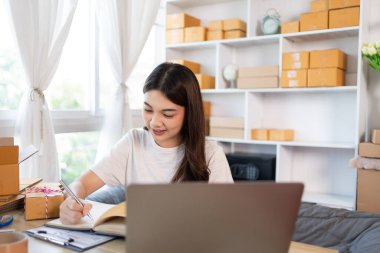İçişleri Bakanlığı 'nda Sevkiyat için Müşteri Ayrıntıları Yazan Kadın, Paketleme Kutusu ve Verimli Taşımacılık, E-Ticaret ve Çevrimiçi Satış Konsepti Müşteri Bilgileri.