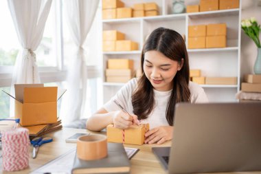 İçişleri Bakanlığı 'nda Sevkiyat için Müşteri Ayrıntıları Yazan Kadın, Paketleme Kutusu ve Verimli Taşımacılık, E-Ticaret ve Çevrimiçi Satış Konsepti Müşteri Bilgileri.