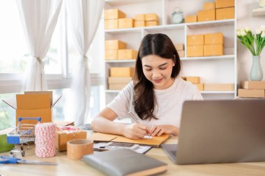 İçişleri Bakanlığı 'nda Sevkiyat için Müşteri Ayrıntıları Yazan Kadın, Paketleme Kutusu ve Verimli Taşımacılık, E-Ticaret ve Çevrimiçi Satış Konsepti Müşteri Bilgileri.