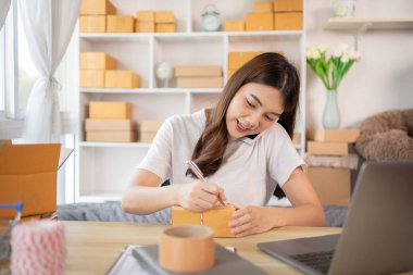 İçişleri Bakanlığı 'nda Sevkiyat için Müşteri Ayrıntıları Yazan Kadın, Paketleme Kutusu ve Verimli Taşımacılık, E-Ticaret ve Çevrimiçi Satış Konsepti Müşteri Bilgileri.
