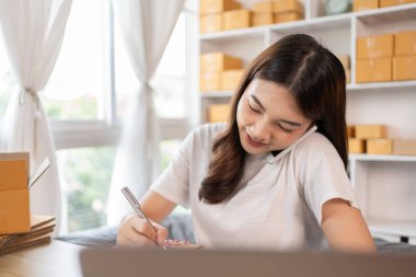 İçişleri Bakanlığı 'nda Sevkiyat için Müşteri Ayrıntıları Yazan Kadın, Paketleme Kutusu ve Verimli Taşımacılık, E-Ticaret ve Çevrimiçi Satış Konsepti Müşteri Bilgileri.