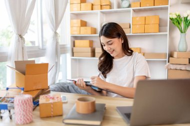 İçişleri Bakanlığı 'nda Sevkiyat için Müşteri Ayrıntıları Yazan Kadın, Paketleme Kutusu ve Verimli Taşımacılık, E-Ticaret ve Çevrimiçi Satış Konsepti Müşteri Bilgileri.