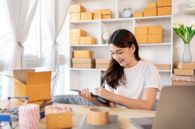 İçişleri Bakanlığı 'nda Sevkiyat için Müşteri Ayrıntıları Yazan Kadın, Paketleme Kutusu ve Verimli Taşımacılık, E-Ticaret ve Çevrimiçi Satış Konsepti Müşteri Bilgileri.
