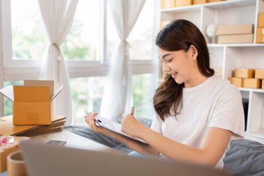 İçişleri Bakanlığı 'nda Sevkiyat için Müşteri Ayrıntıları Yazan Kadın, Paketleme Kutusu ve Verimli Taşımacılık, E-Ticaret ve Çevrimiçi Satış Konsepti Müşteri Bilgileri.