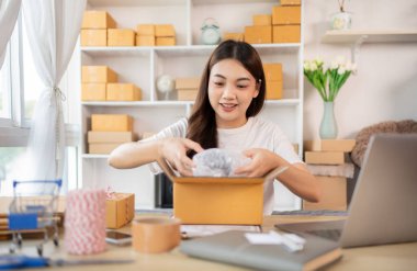 Verimli Ev Tabanlı Teslimat, Müşteri Taşımacılığı, Çevrimiçi Alışveriş ve Küçük İş Girişimciliği İçin Kadın Paketleri Posta Kutusuna Paketleme, Paketleme Kutusu, Çevrimiçi Satış, Serbest Çalışma.