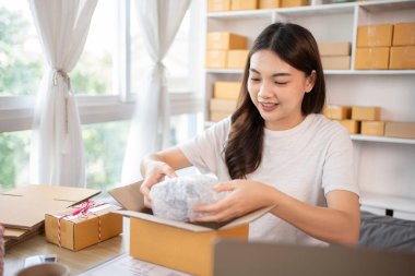Verimli Ev Tabanlı Teslimat, Müşteri Taşımacılığı, Çevrimiçi Alışveriş ve Küçük İş Girişimciliği İçin Kadın Paketleri Posta Kutusuna Paketleme, Paketleme Kutusu, Çevrimiçi Satış, Serbest Çalışma.