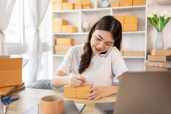 Woman Writing Detalles Del Cliente Para Envío Home Office Caja — Foto de Stock