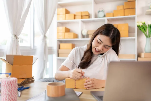Woman Writing Detalles Del Cliente Para Envío Home Office Caja — Foto de Stock
