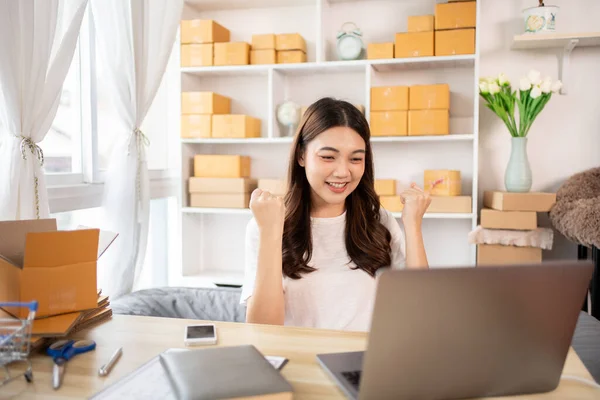 Mujer Feliz Celebrando Orden Del Cliente Internet Nuevo Estilo Negocio — Foto de Stock