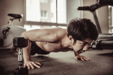 Spor salonunda spor - Vücut geliştirici karın kasları için mekik egzersizleri, spor salonunda mekik egzersizleri, oturma egzersizleri ile karın kasları geliştirme.