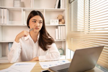 Asyalı kadın çalışanlar yapılan hatalar, umutsuzluk ya da hayal kırıklığı, üzüntü duygusu, acı çekme, umutsuzluk, başarısızlık, felaket, iflas, korkmuş, panik, hayatın başarısızlığı....