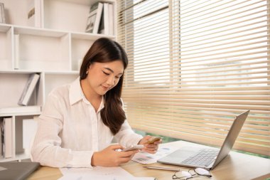 Kadınlar online alışverişleri kaydetmek için akıllı telefonu kredi kartı ödemeleri, akıllı telefonları işletme veya çevrimiçi finansal işlemler için kullanma teknolojisi, çevrimiçi alışveriş ve çevrimiçi bankacılık kavramını kullanarak kullanırlar..