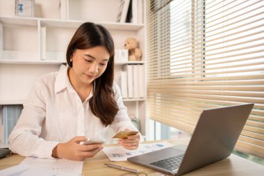 Kadınlar online alışverişleri kaydetmek için akıllı telefonu kredi kartı ödemeleri, akıllı telefonları işletme veya çevrimiçi finansal işlemler için kullanma teknolojisi, çevrimiçi alışveriş ve çevrimiçi bankacılık kavramını kullanarak kullanırlar..