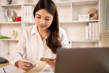 Kadınlar online alışverişleri kaydetmek için akıllı telefonu kredi kartı ödemeleri, akıllı telefonları işletme veya çevrimiçi finansal işlemler için kullanma teknolojisi, çevrimiçi alışveriş ve çevrimiçi bankacılık kavramını kullanarak kullanırlar..