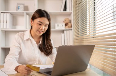 Kadının parmağı bir klavyeye basıyor ve ödeme veya çevrimiçi işlemler, mali işlemler ve İnternet güvenliği, İnternet üzerinden alışveriş ve bankacılık konseptini kaydetmek için kredi kartı tutuyor.