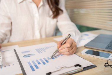 Asyalı iş kadınları grafikleri, mali istatistikleri ve özel ofislerdeki kurumsal getirileri, piyasa araştırma raporlarını ve gelir istatistiklerini, Mali ve Muhasebe kavramını analiz ediyorlar..