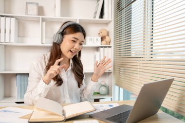 Evden Çalışan Genç Kadın, Ofisteki Müşteriyle Video Görüşmesi, Uzaktan İş İletişimi, Uzaktan Muhabere, Ofis Müşterisiyle Sanal Video Görüşmesi, Ev Konseptinden Çalışma.