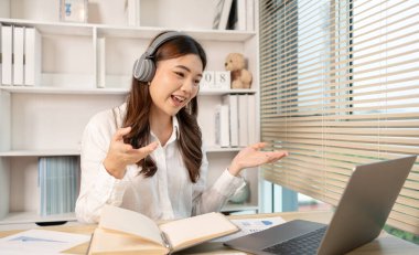 Evden Çalışan Genç Kadın, Ofisteki Müşteriyle Video Görüşmesi, Uzaktan İş İletişimi, Uzaktan Muhabere, Ofis Müşterisiyle Sanal Video Görüşmesi, Ev Konseptinden Çalışma.