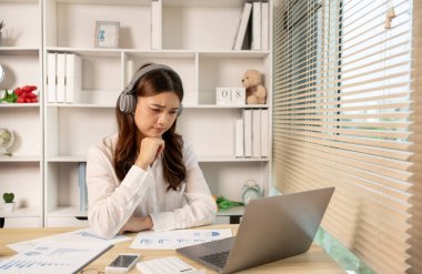 Kadın çalışanlar yapılan hatalar, umutsuzluk veya hayal kırıklığı, hüzünlü duygu, sıkılmış, acı çeken, umutsuz, umutsuz, başarısız, felaket, iflas etmiş, korkmuş, paniklemiş, hayatın başarısızlığı.